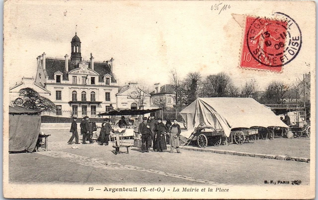 95 ARGENTEUIL - la mairie et la place.