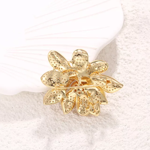 Elegante broche de flor de loto de cristal para mujer joyería de perlas marrones