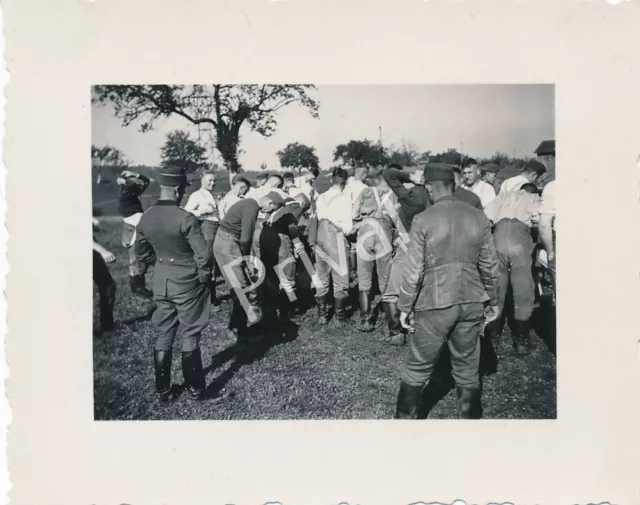 Foto WK II Wehrmacht 10 Panzerdivision Soldaten Arbeiter Quartier K1.99