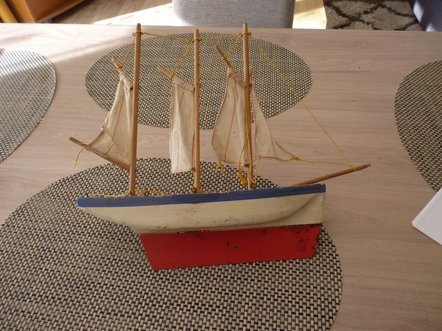 Maquette De Voilier De Bassin – Coque Bois – Quille Plombée – Motorisé