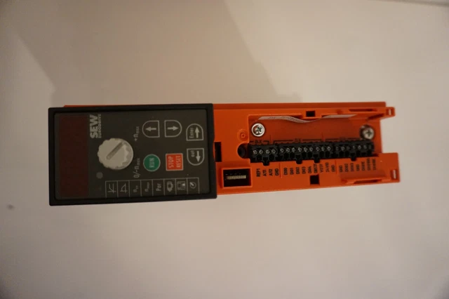 SEW EURODRIVE MC07B0005-5A3-4-00 Movitrac B Frequenzumrichter + Fbg11B ...
