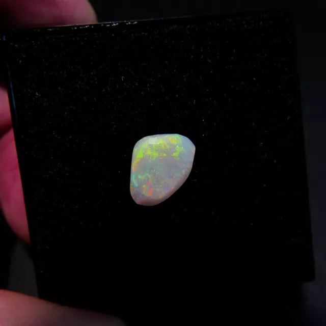 Australian Opal Rub Coober Pedy mina, corte forma libre 2,25 quilates