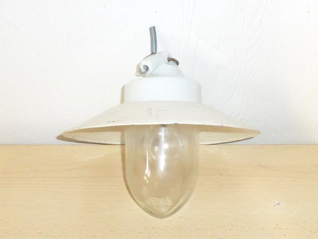 Lot De 2 Anciennes Lampes De Ferme / Atelier - Style Loft Industriel - Appliques Globe Obus