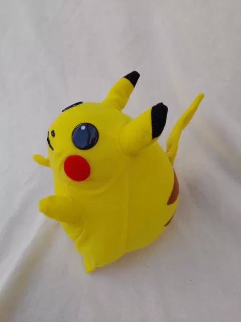 BANDAI Pokémon - Peluche 20 cm Pikachu 3 - La Poste