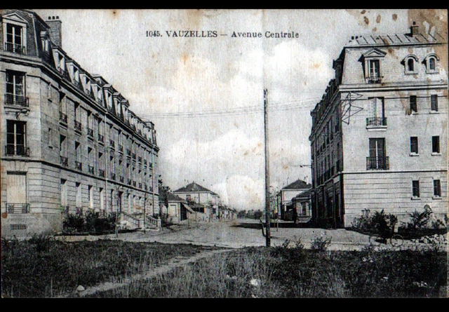 VAUZELLES (58) RESIDENCES animées , Avenue centrale début 1900