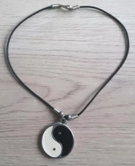 Halskette mit Yin und Yang Anhänger Amulett Schwarz Weiß Balance Daoismus