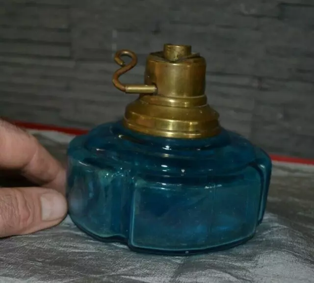 Ancienne lampe à alcool en verre bleu marquée AW