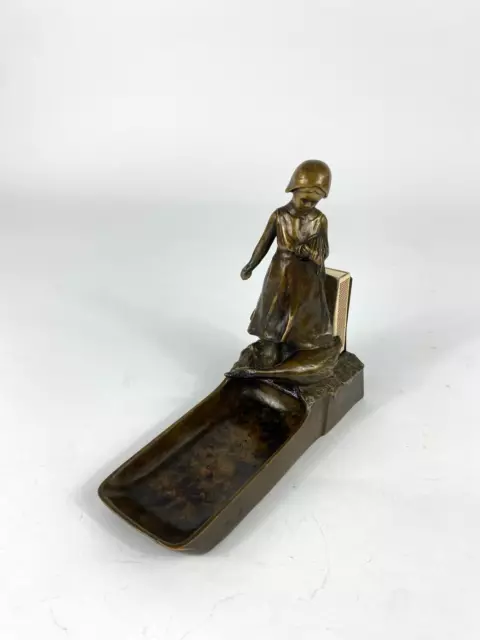Bronze Aschenbecher Figur Mädchen mit Gans Streichholzschachtelhalter Antik Alt