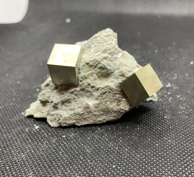 Minerali ** Pirite - Navajun, Spagna (P10) 7cm x 4cm x 4cm.