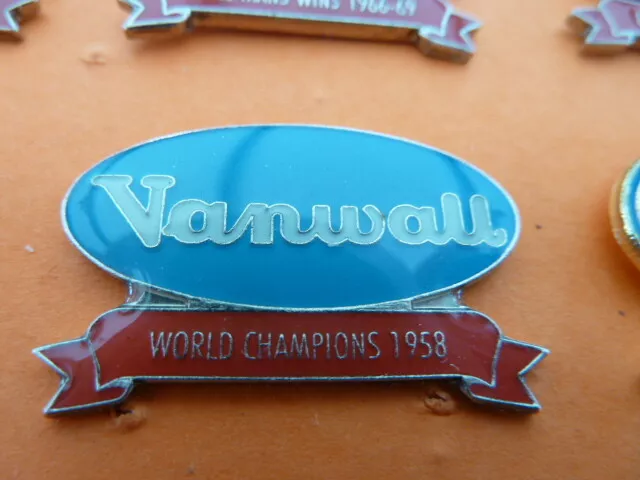 Pin's  Voitures / Sigle  Vanwall   /  World  Champions 1958  / Superbe