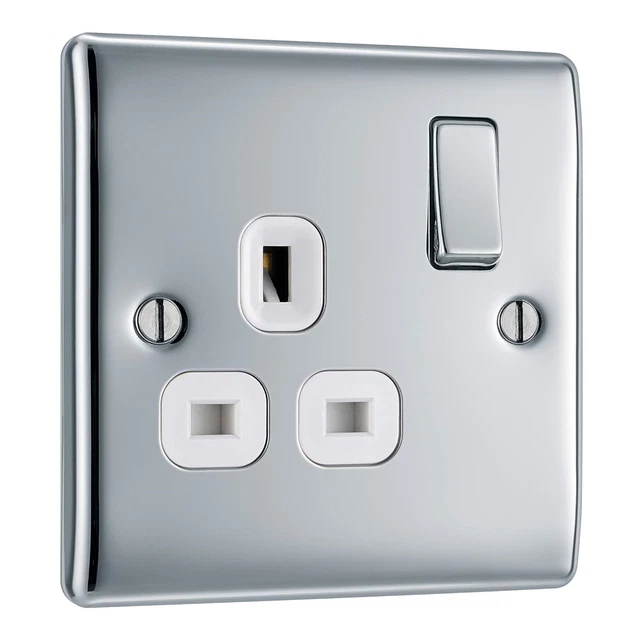 Toma de corriente conmutada única BG Electrical NPC21W con inserciones blancas, pulida