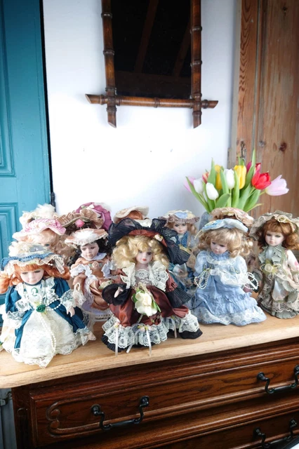Lot Collection 19 Anciennes Petites Poupées en Porcelaine - Collection
