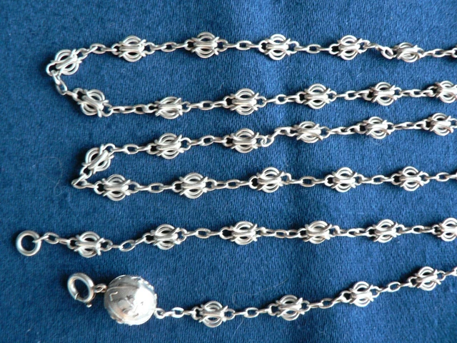 collier en perle noire de Tahiti en pierre précieuse tanzanite iolite