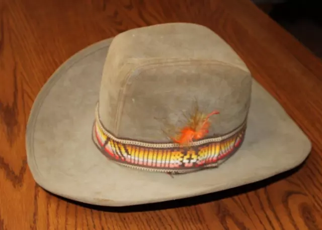 Sombrero de Vaquero Occidental Marrón Fieltro con Banda de Tela + Plumas Talla Med Aprox 7