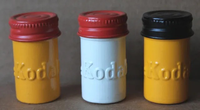 3 latas de película de metal vintage pequeñas/delgadas Kodak en relieve amarillo y blanco