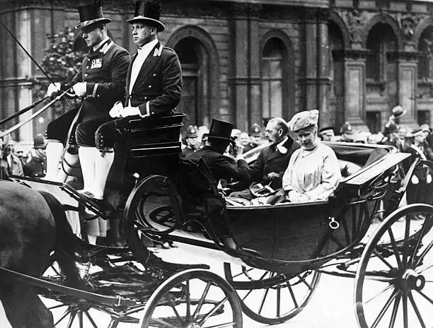 King George V and Queen Mary of Teak of England greet the crowd fr - Old Photo 1