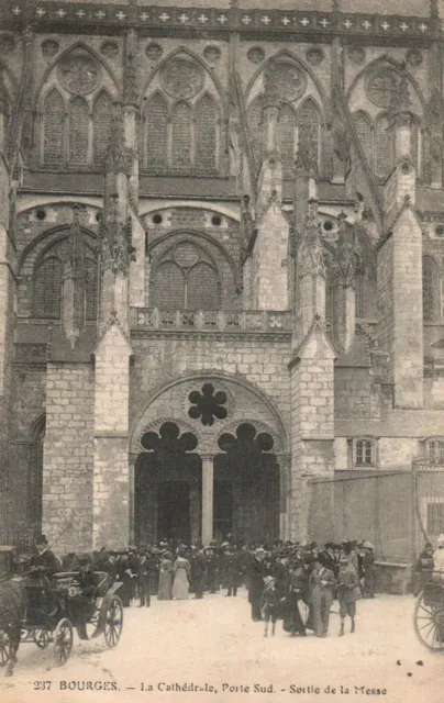 CPA 18 - BOURGES (Cher) - 237. La Cathédrale, Porte Sud, Sortie de Messe