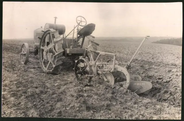 Fotografie Traktor - Schlepper Stock-Motorpflug auf einem Acker