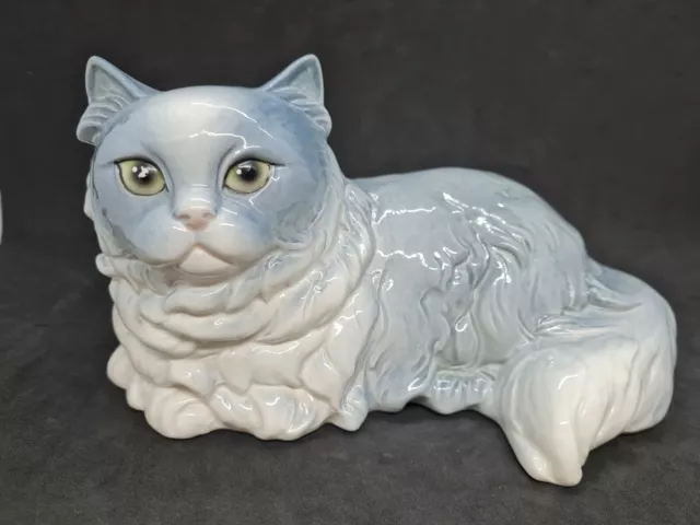 Goebel W. Germany Porzellanfigur Katze / Perser liegend grau / blau, Nr 310311