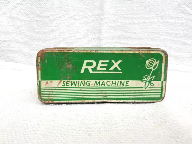 1950s Vintage Rex de Costura Máquina Accesorios Verde Blanco Color Estaño Caja