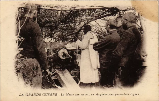 CPA AK Militaire La Messe sur un 75 en Argonne aux premieres lignes (695869)
