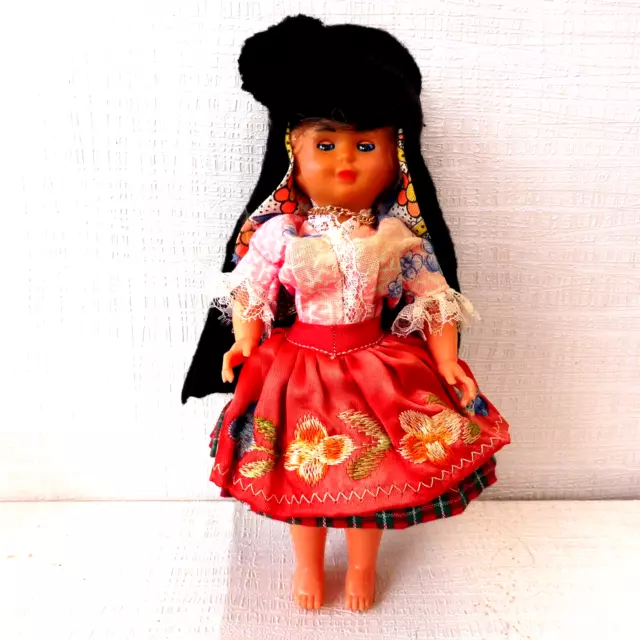 DOLL POUPEE FOLKLORIQUE REGIONALE 21 cm ELLE FERME LES YEUX