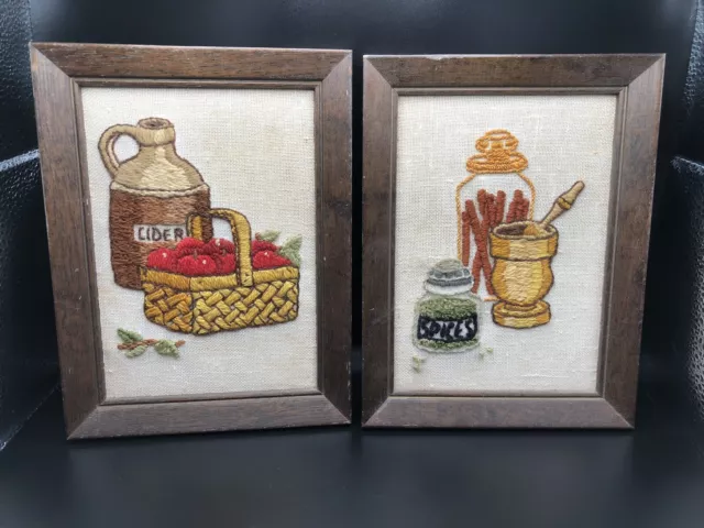 Par de colgantes de arte de pared de cocina bordados vintage de la década de 1980