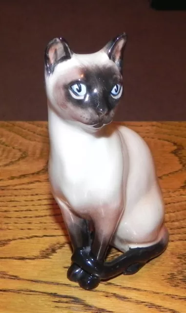 Stunning Royal Doulton Siamese Cat-Sitting style-HN 2655-A1 condition