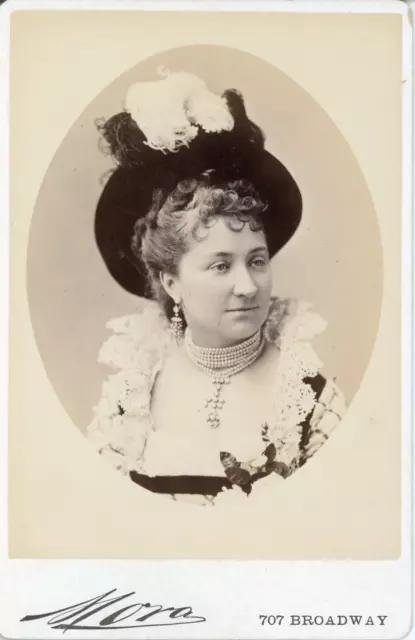 Mora, Broadway, N.Y., Femmes aux perles et chapeau à plumes, ca.1885, Vintage al