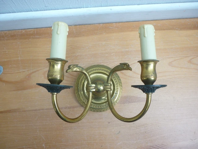 Ancienne applique en bronze , lampe murale style empire à tête d'aigle .