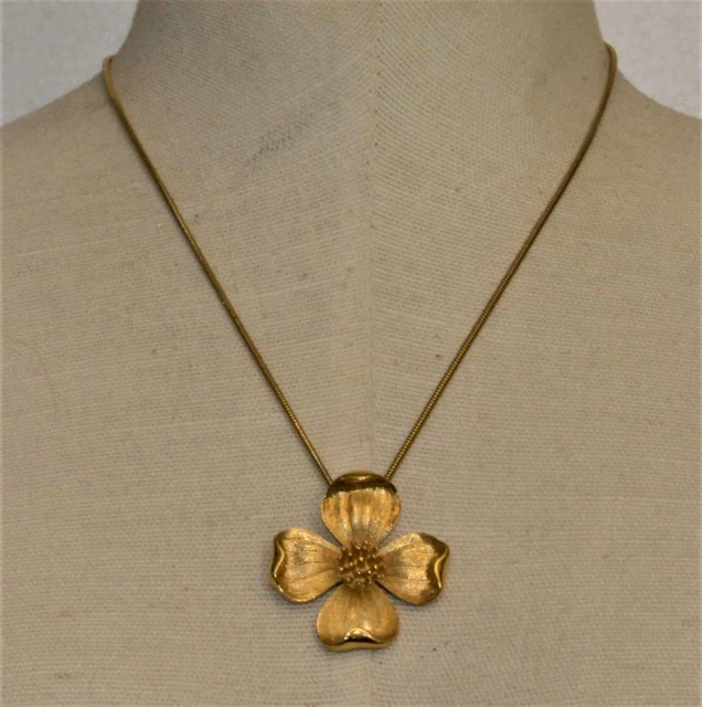 Collier Vintage Médaillon En Jade Sculpté Cœur Fleur - Or, Bijou Ancien Occasion