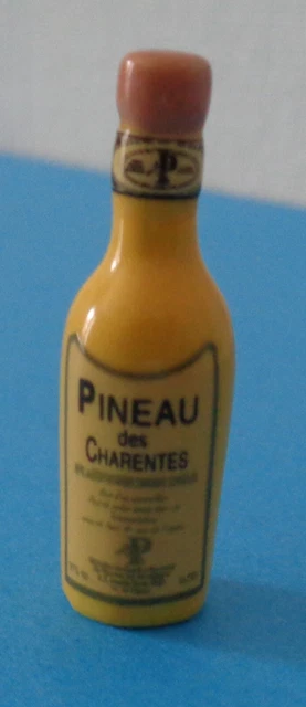 Fève thème Boisson Bouteille de Pineau de Charentes réf 1356