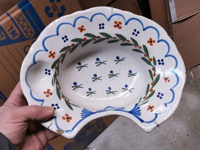 Ancien Plat à Barbe de collection en faience , décor aux Bleuets .