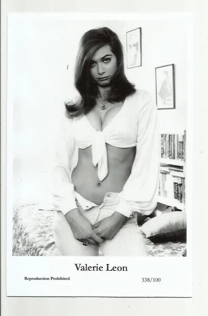 (B1) Valerie Leon Swiftsure Photo Postcard (338/100) Filmstar Pin Up Glamor