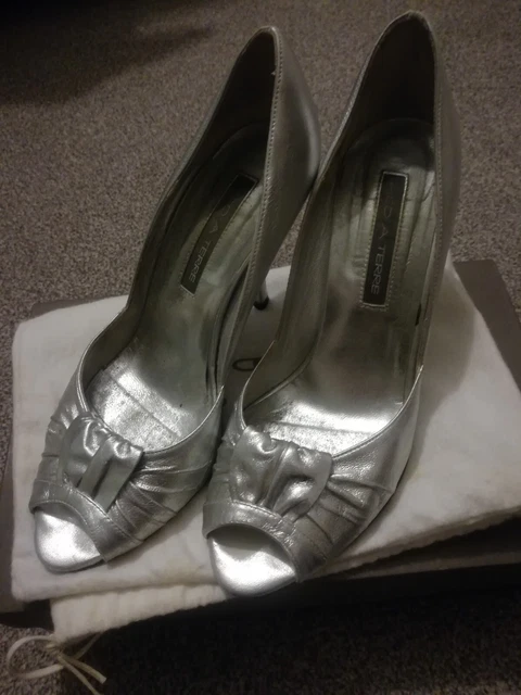Pied a Terre Apostle silver leather peep toe heels, size 6