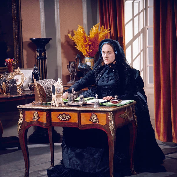 PATRICIA ROUTLEDGE IN Character As Queen Victoria Sitting At 1960s Old ...