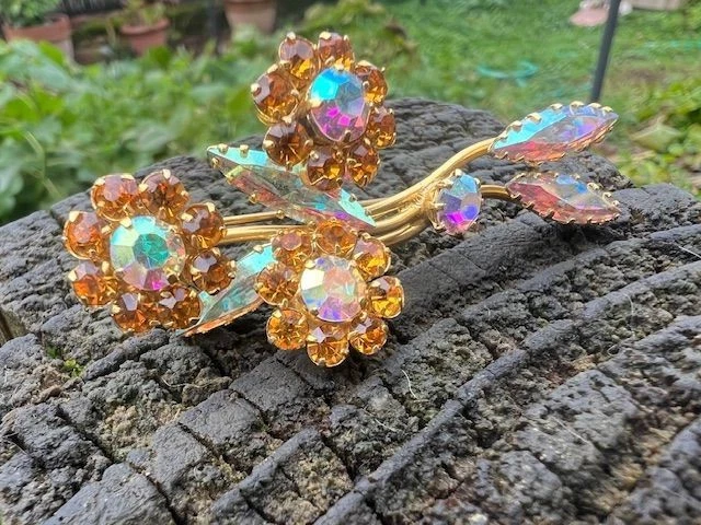 Broche ancienne Louis Rousselet Camélia perles de verre nacrées