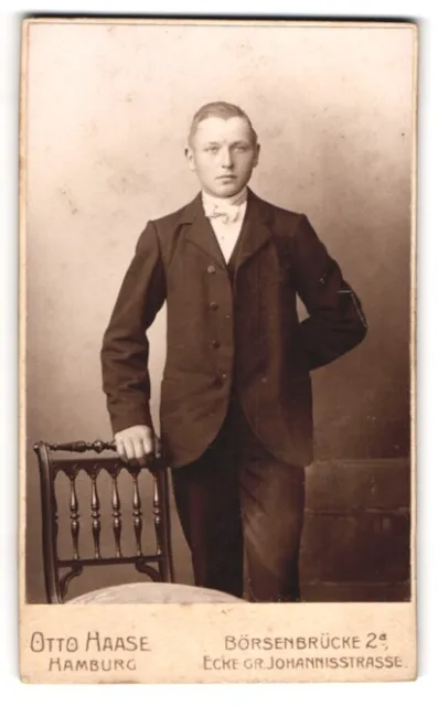 Fotografie Otto Haase, Hamburg, Börsenbrücke 2a, junger Herr im Anzug auf Stuhl