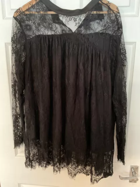 Ladies Gorgeous Blouse , Size 24.               (B390)