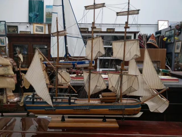 ancien grand bateau fait maison maquette en bois