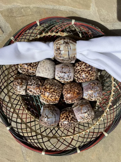 Juego de 15 anillos de servilleta naturales con caparazón de mar Tiger-Cowrie en cesta hecha a mano