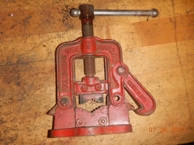 Vintage Columbian Small Yoke Style Pipe Vise
