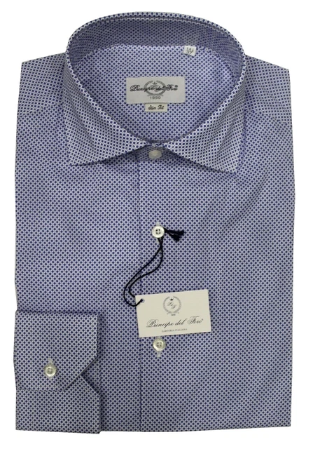 Un foro con la camicia top