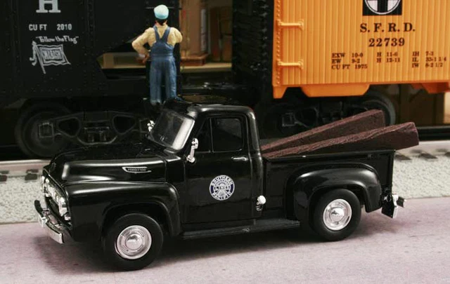 New 1/43 1953 Ford F-100 Southern Pacific Railroad & RR Ties