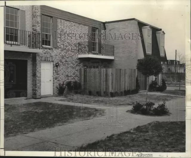 1971 Press Photo Entry court view of Olde Towne Townhouse Complex, New Orleans