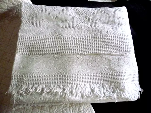 Linge ancien Dessus de lit  piqué de coton blanc avec franges  ( ref 12 )