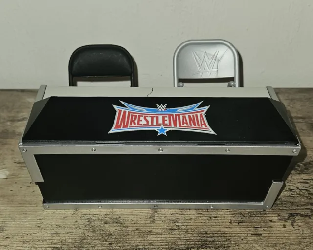 Wwe Mattel Elite Wrestlemania Breakable Announcer Table With Monitors And Chairs