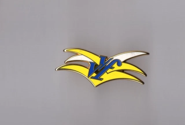 Pin’s Villa Caroline – Zamac Doré Signé Shangai Bay Paris – Collection