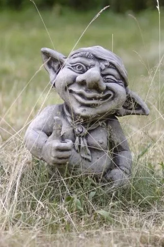 Gartenfigur Troll zeigt o.k. "HÄGAN", Steinguss