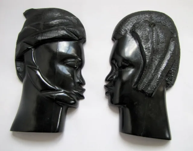 Paire de Bustes Africains Anciens en Ebène Bois Noir Sculpté Homme Femme Mural
